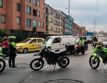 Las autoridades desvían el tráfico por la calle 53, hacia el oriente - crédito @BogotaTransito/ X