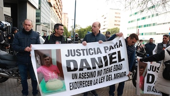 Protesta ante juicio por apuñalamiento