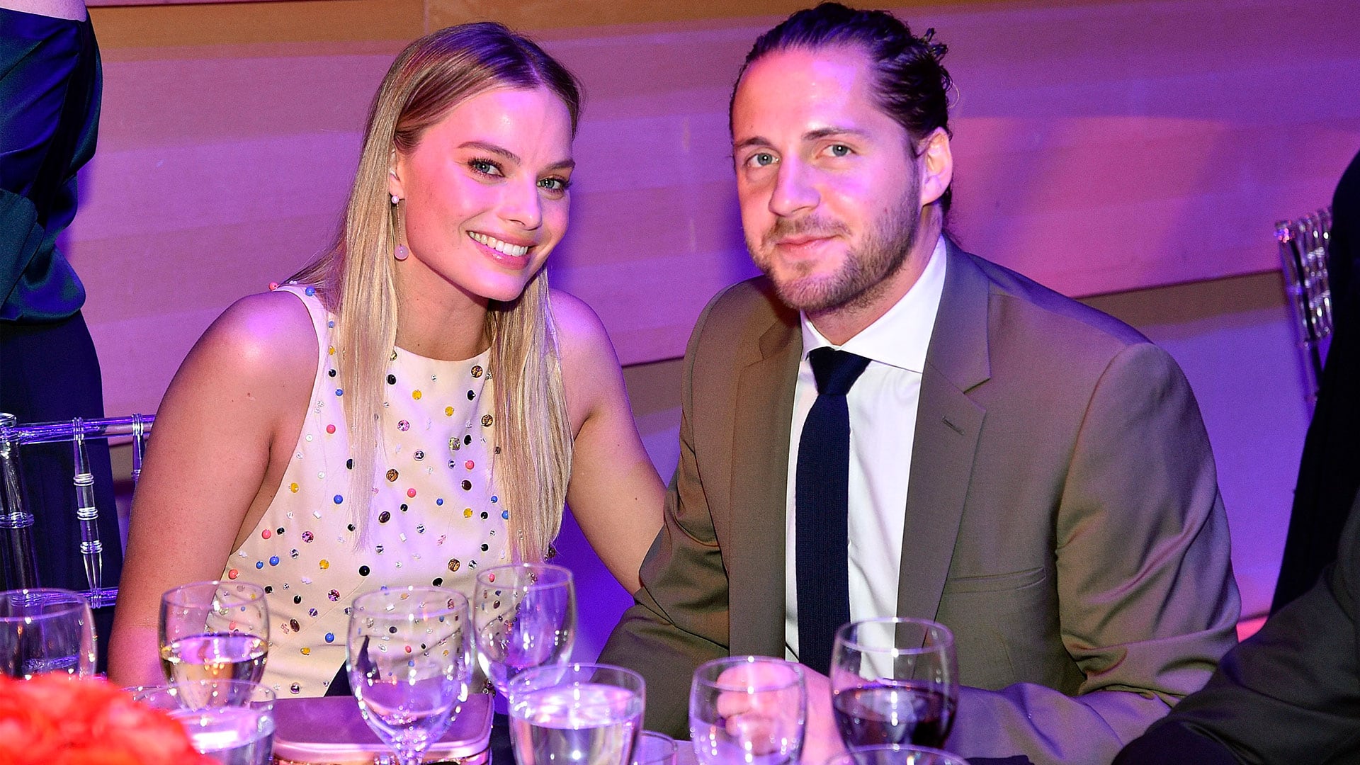 El actor y productor Tom Ackerley conoció a Margot Robbie en 2013, durante el rodaje del filme bélico Suite Française.