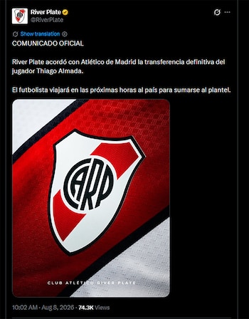 Captura de pantalla de un tuit de River Plate con su logotipo y texto sobre la transferencia de Thiago Almada, junto al escudo del club en una camiseta