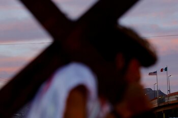 Con una cruz de madera