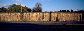 El sol del atardecer ilumina los restos del Muro de Berlín en el sitio conmemorativo oficial del Muro de Berlín en Bernauer Strasse, en Berlín, el miércoles 23 de octubre de 2024