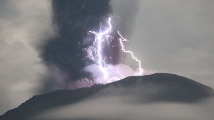 El impactante video del volcán indonesio que estalló al amanecer: las autoridades ordenaron evacuar la zona