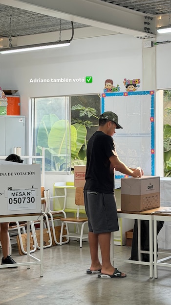 Adriano Farfán Klug, hijo de Jefferson Farfán y Melissa Klug, acudió a votar por primera vez, acompañado de sus hermanas.