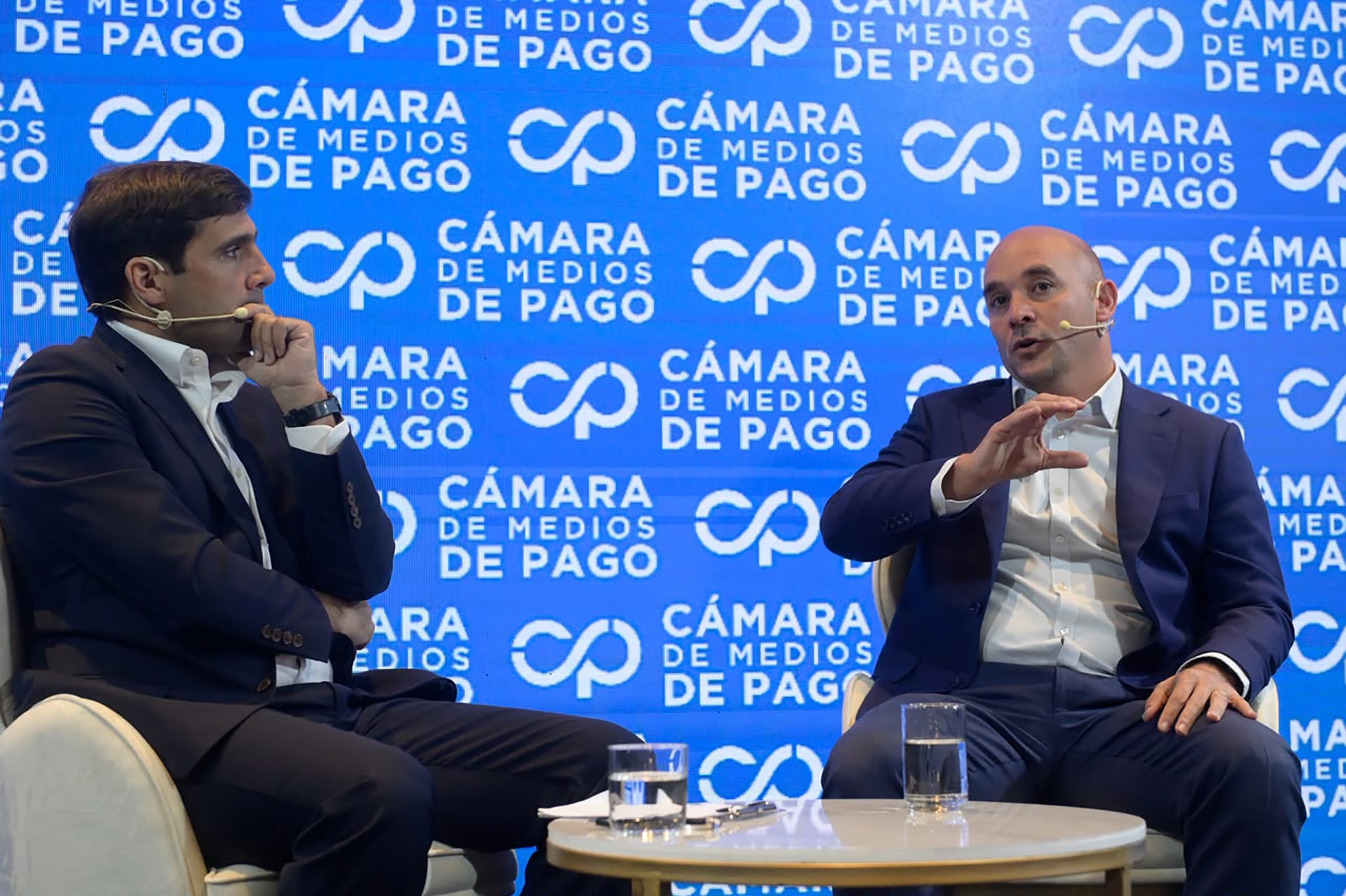 Pedro Inchauspe y Manuel Cascante participan en un panel de la Cámara de Medios de Pago.