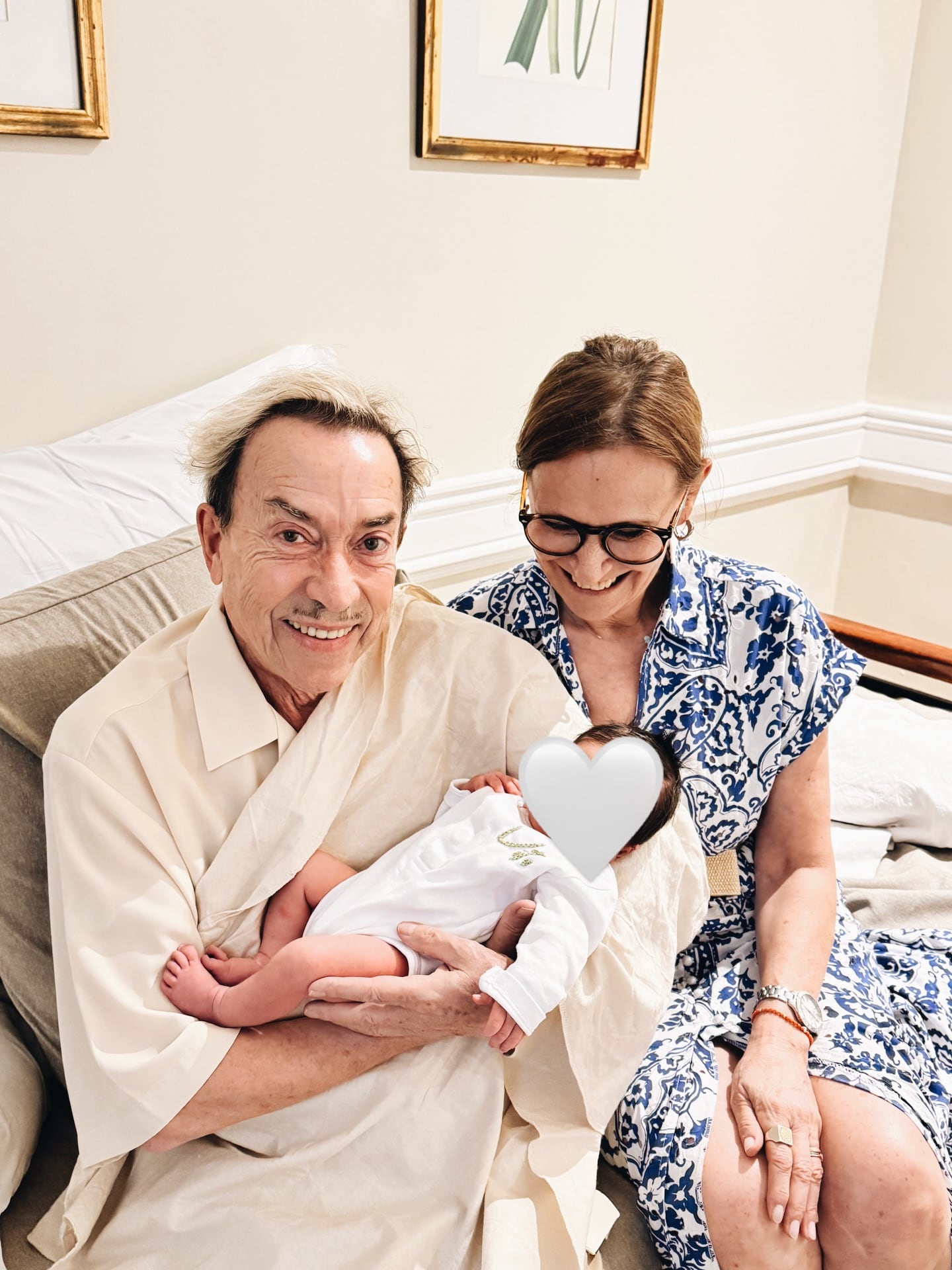 Los padres de Sofía, Aníbal Pachano y Ana Sans, con su primer nieto en brazos