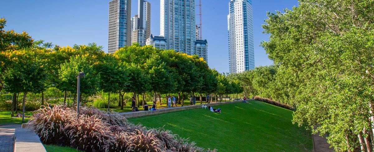El acceso cercano a espacios verdes urbanos incide en la salud física y mental, la interacción social y la reducción del sedentarismo (Turismo de Buenos Aires)