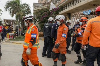 Además del trabajo de búsqueda, la delegación entregó 50 toneladas de alimentos, agua, medicamentos e insumos médicos en centros de salud que atienden a personas afectadas por la emergencia sísmica. (Cortesía: Presidencia de la república)