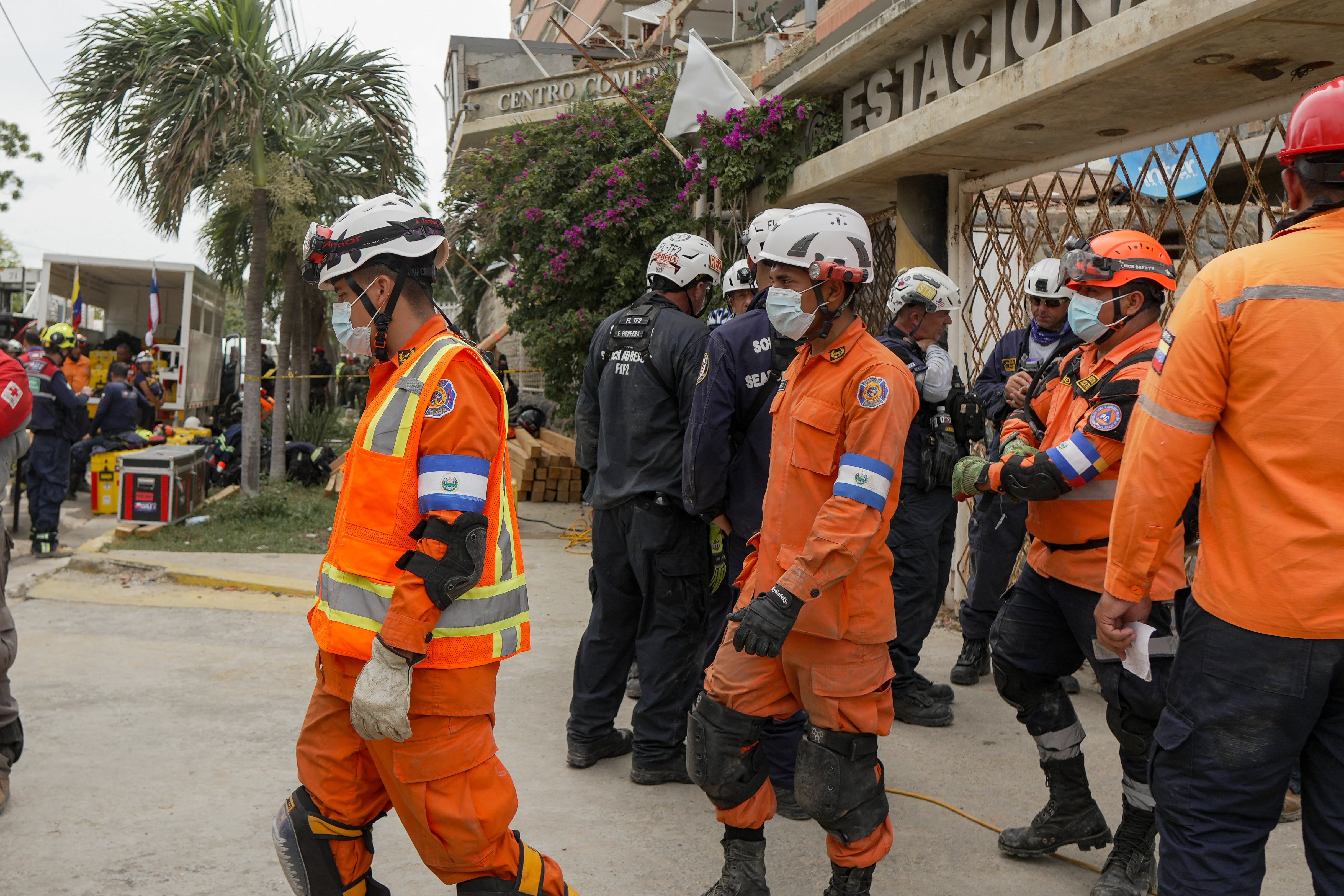Además del trabajo de búsqueda, la delegación entregó 50 toneladas de alimentos, agua, medicamentos e insumos médicos en centros de salud que atienden a personas afectadas por la emergencia sísmica. (Cortesía: Presidencia de la república)