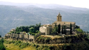 Roda de Isábena, el pueblo de solo 40 habitantes y la catedral más pequeña de España: un templo románico del siglo X