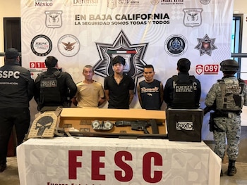 Jorge Said Salgado Mendoza, alias “El Serafín”, fue detenido en Tijuana con un arma larga, cartuchos, equipo táctico y metanfetamina. (X @adelanavarro)