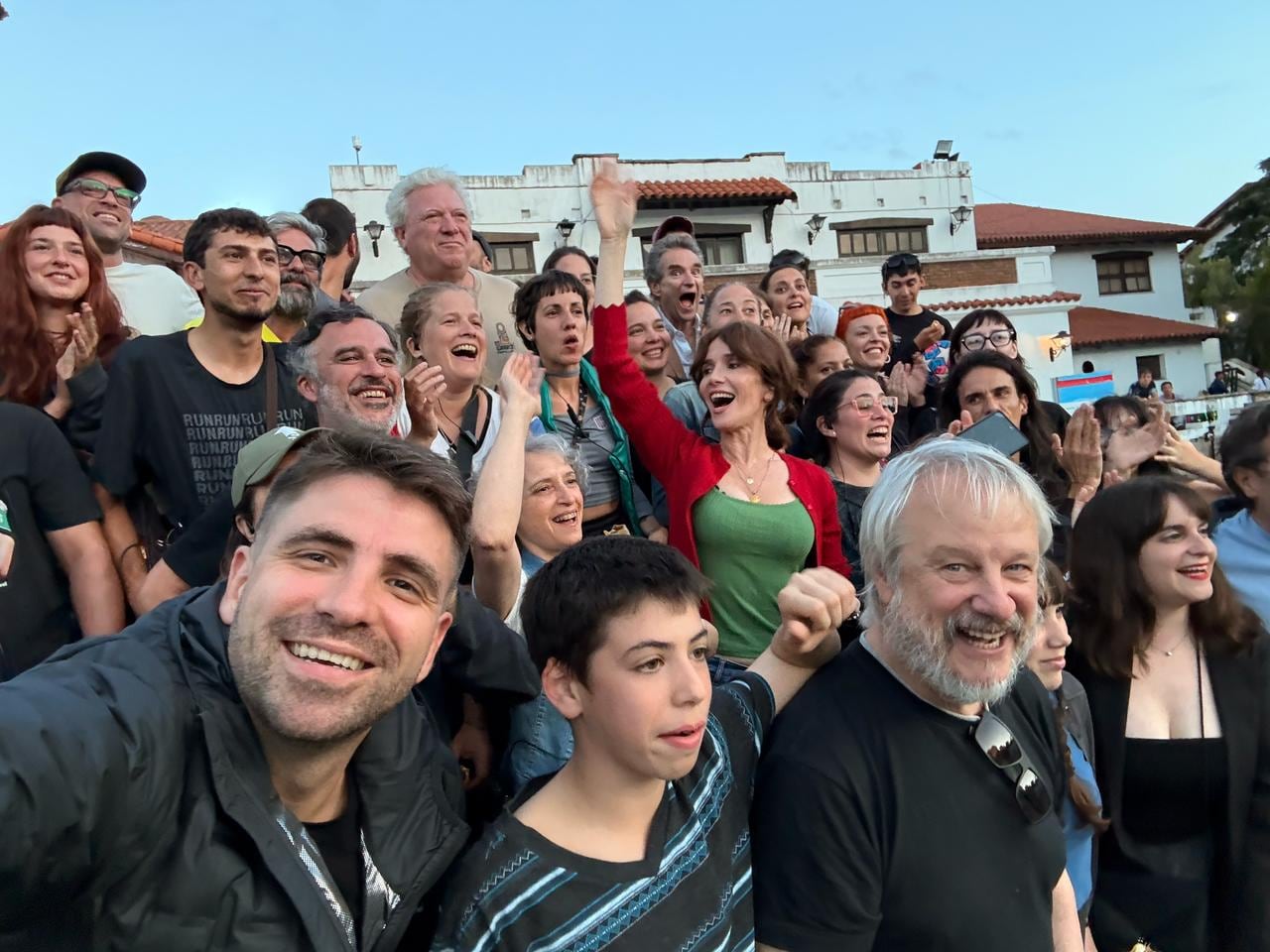 El elenco completo de La casaca de Dios celebra el fin del rodaje con el productor Ramiro Navarro a la cabeza de la producción audiovisual