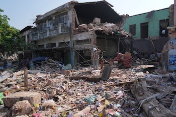 Personas inspeccionan sus casas, dañadas