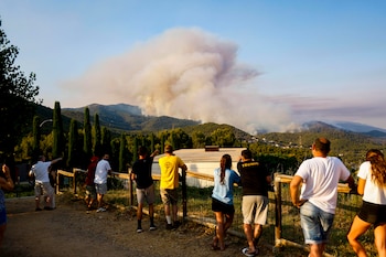 Los Bomberos de la Generalitat se enfrentan la tarde de este lunes a tres incendios forestales simultáneos e "importantes", en Sentmenat en Barcelona (EFE / Quique García)