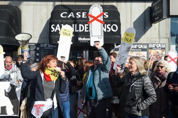Manifestantes con pancartas durante una