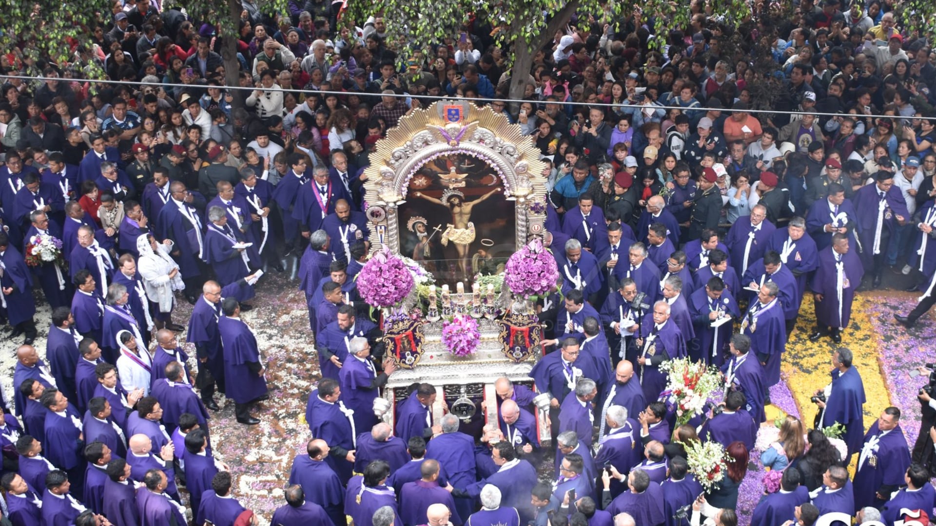 Devotos vestidos de morado participan en la tradicional procesión del Señor de los Milagros en el Centro de Lima. Foto: Hermandad del Señor de los Milagros de Nazarenas