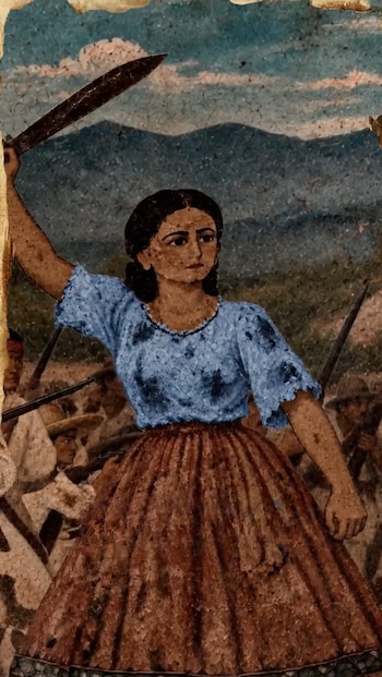 Ilustración de una mujer con blusa azul y falda marrón que alza un machete ante hombres armados y montañas