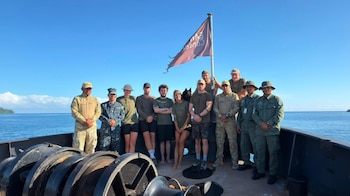 Guardaparques, autoridades, y miembros de la tripulación del buque M/Y MODOC, de la organización EARTHRACE. (MiAmbiente)