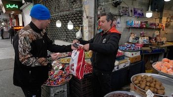 El rial iraní se hunde a mínimos históricos mientras el petróleo escala por la parálisis diplomática entre Washington y Teherán