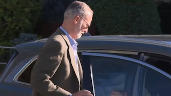 Felipe VI reaparece sonriente tras su operación de cataratas: “Me han cuidado muy bien, tengo que llevar gafas dos días”