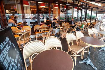 Varias personas en una terraza