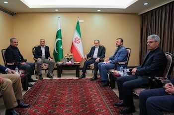 El ministro de Relaciones Exteriores de Irán, Abbas Araghchi, recibió este miércoles en Teherán a una delegación de alto nivel procedente de Pakistán, encabezada por el comandante del ejército Asim Munir.