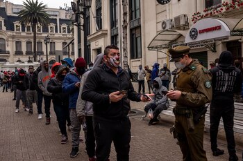 Un carabinero verifica la identificación