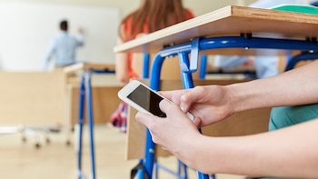 Tener un teléfono móvil se vincula a menores habilidades lectoras en alumnos de primaria