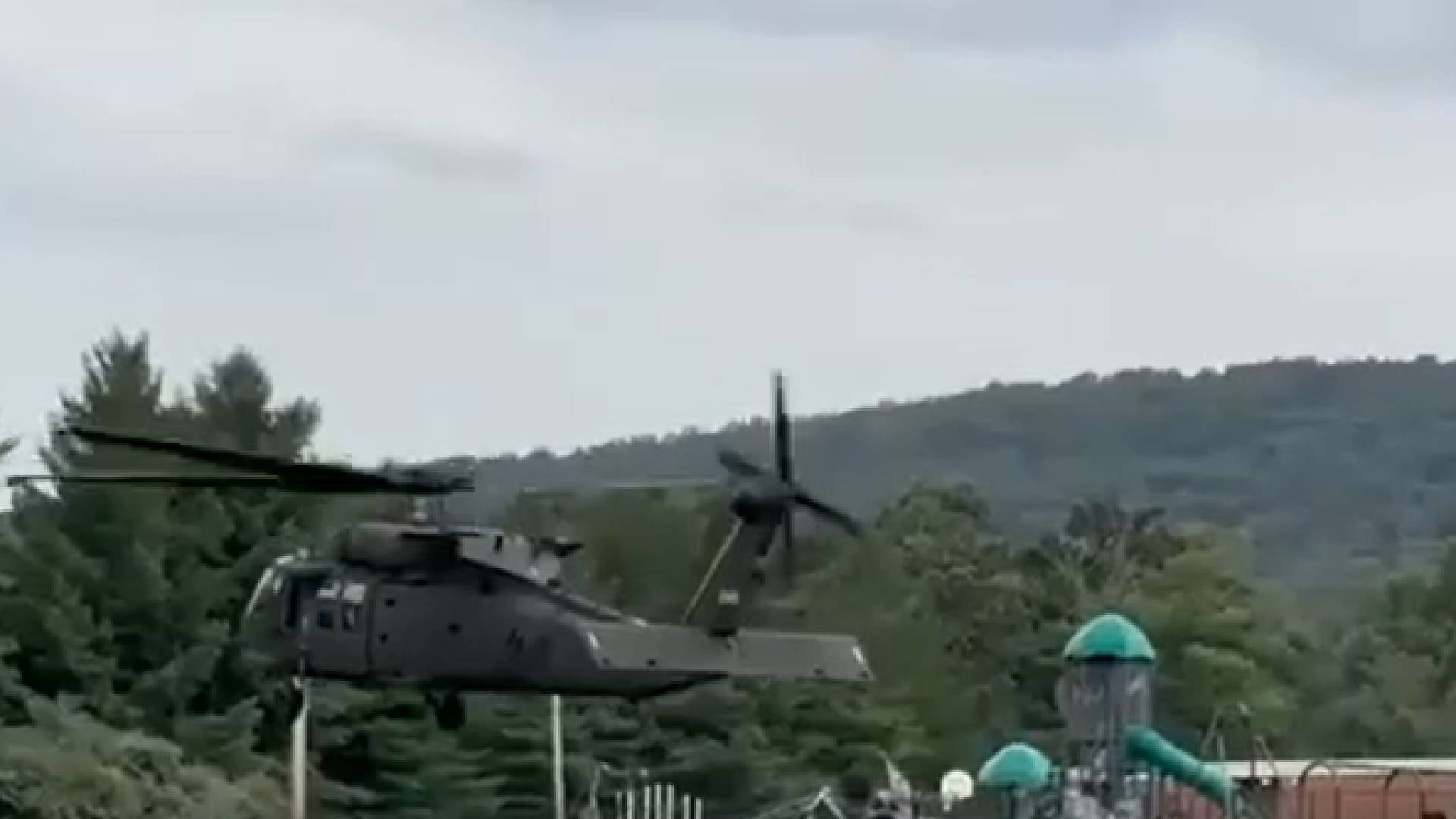 La Guardia Nacional del Ejército usó helicópteros Black Hawk para trasladar a los evacuados de Camp Taum Sauk a una escuela primaria y reunirlos con sus familias (Missouri State)