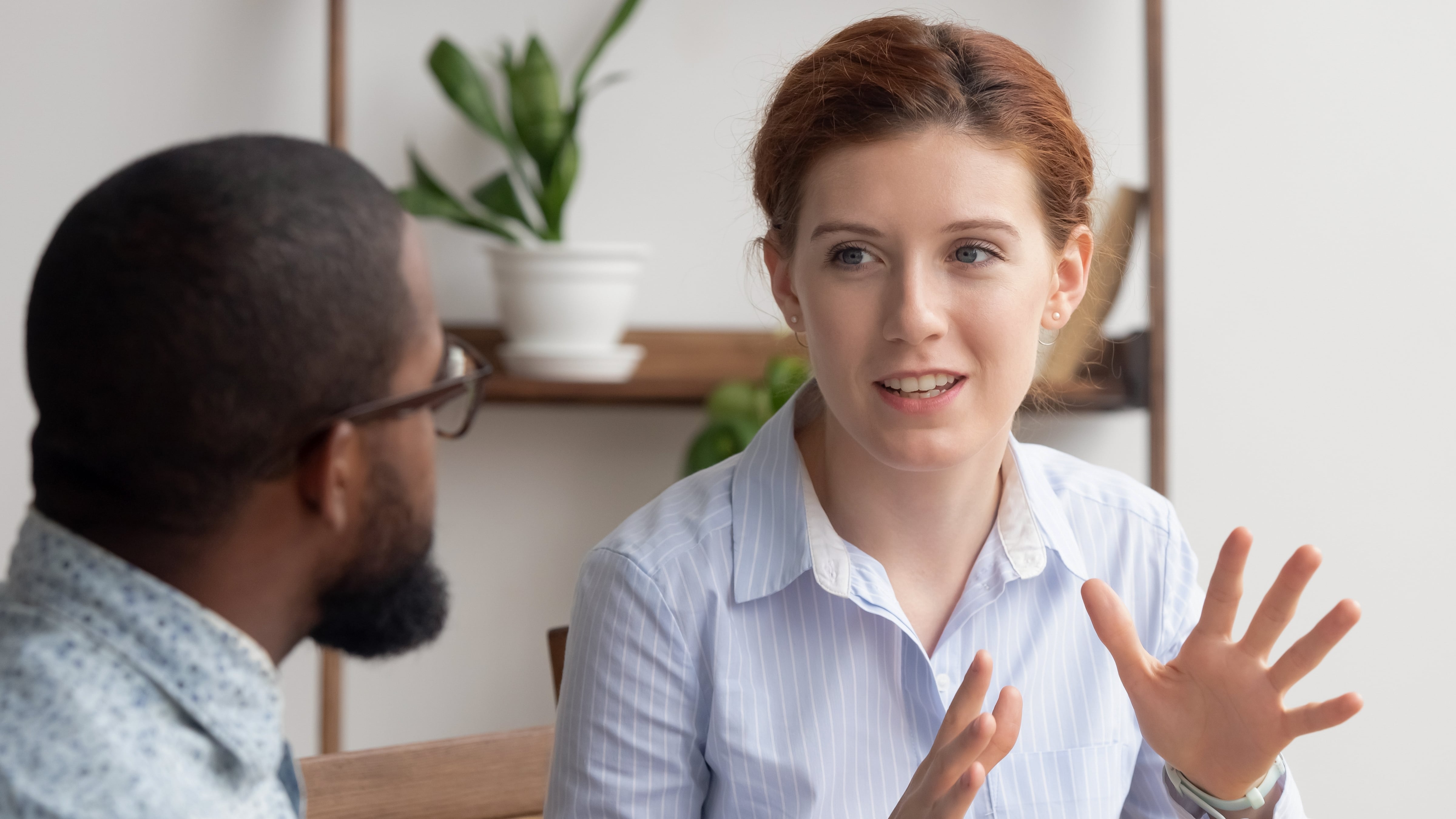 Dos personas hablando. (Adobe Stock)