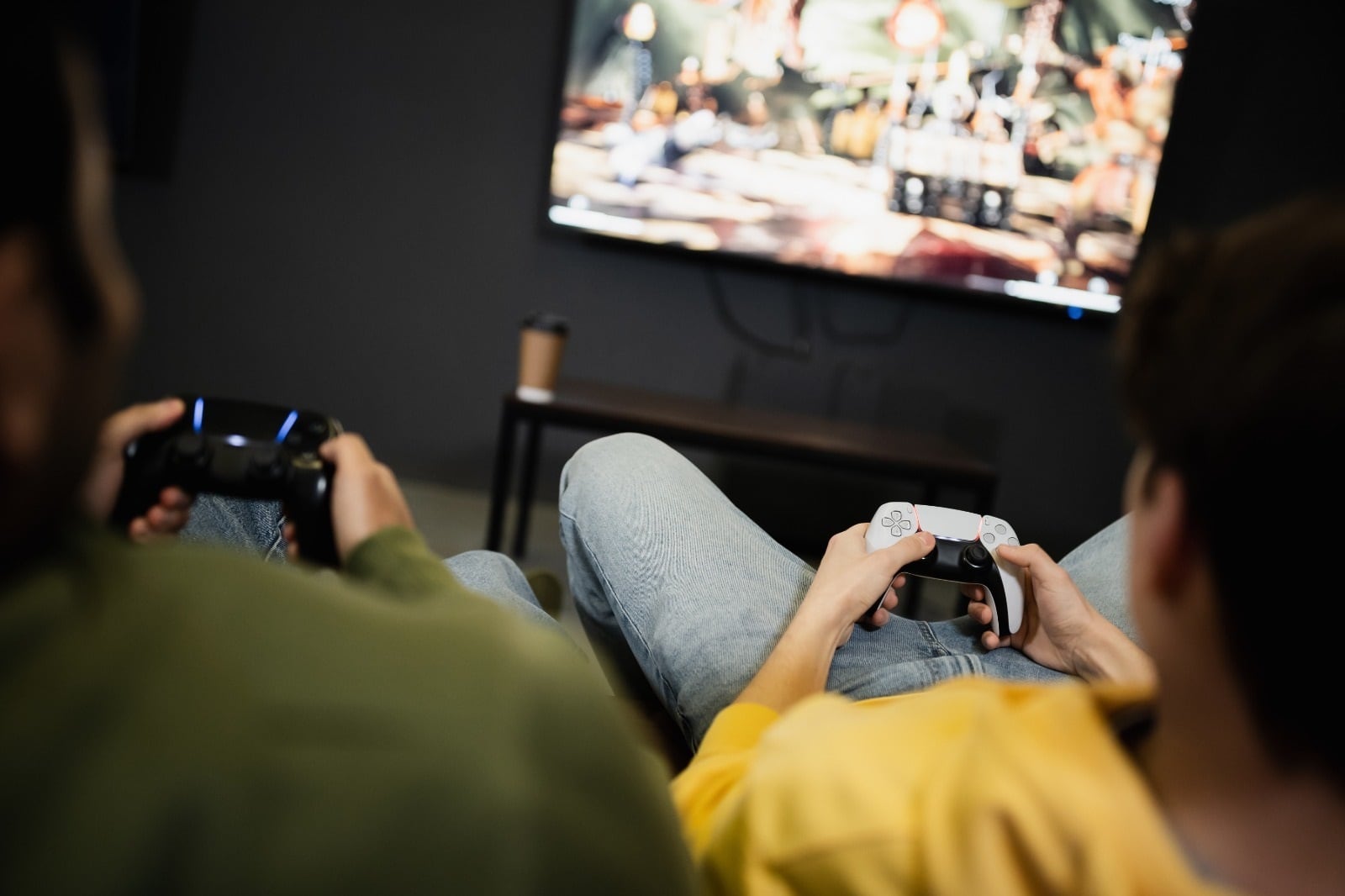 Imagen de dos adolescentes jugando a videojuegos. (Consejería de Salud y Consumo/Europa Press)