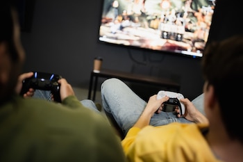 Imagen de dos adolescentes jugando