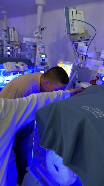El padre supo del número de bebés durante una ecografía realizada en el Hospital César Uribe Piedrahita - crédito captura video/@AndresJRendonC/X