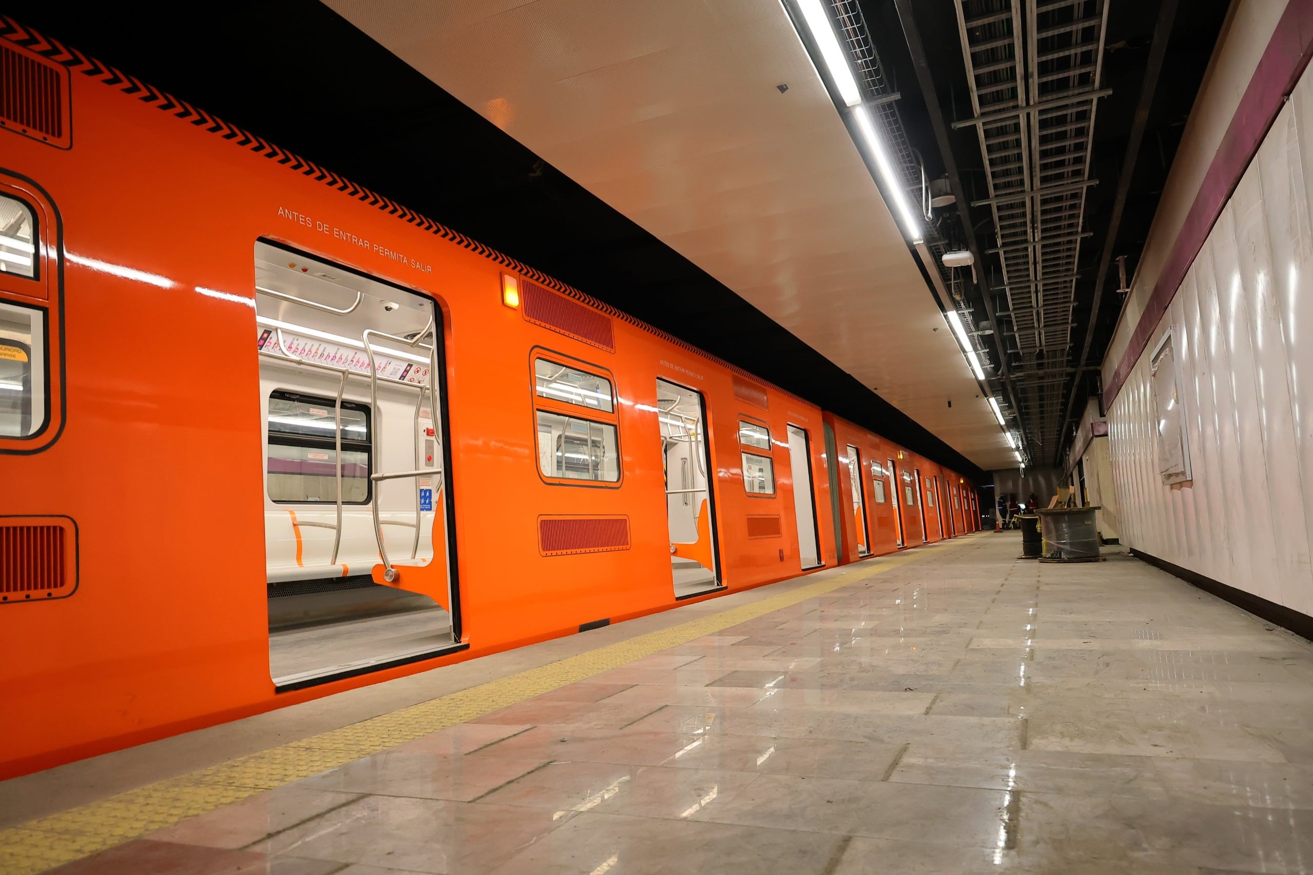 Metro CDMX y Metrobús hoy 14 de enero: realizan labores de rescate de un perrito en vías de Línea 8