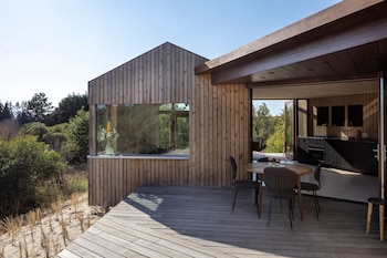 Terraza de la casa prefabricada modular Duinhuis, en Goeree-Overflakkee (Países Bajos). (Henny van Belkom / Woonpioniers)