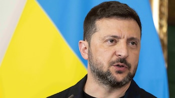 Zelenski anuncia un refuerzo de posiciones en la región de Donetsk durante una visita al frente