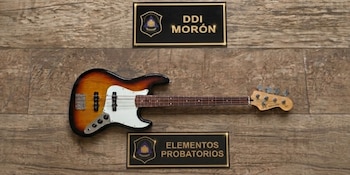Entre los elementos incautados por la DDI Morón figura una guitarra eléctrica hallada en el domicilio del acusado