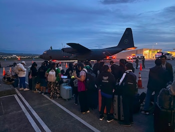 La Embajada de México sigue en contacto con quienes permanecen en el país, gestiona salidas con aerolíneas, reubica a huéspedes en inmuebles con daños y brinda apoyo directo; la línea es +57 313 878 6028
