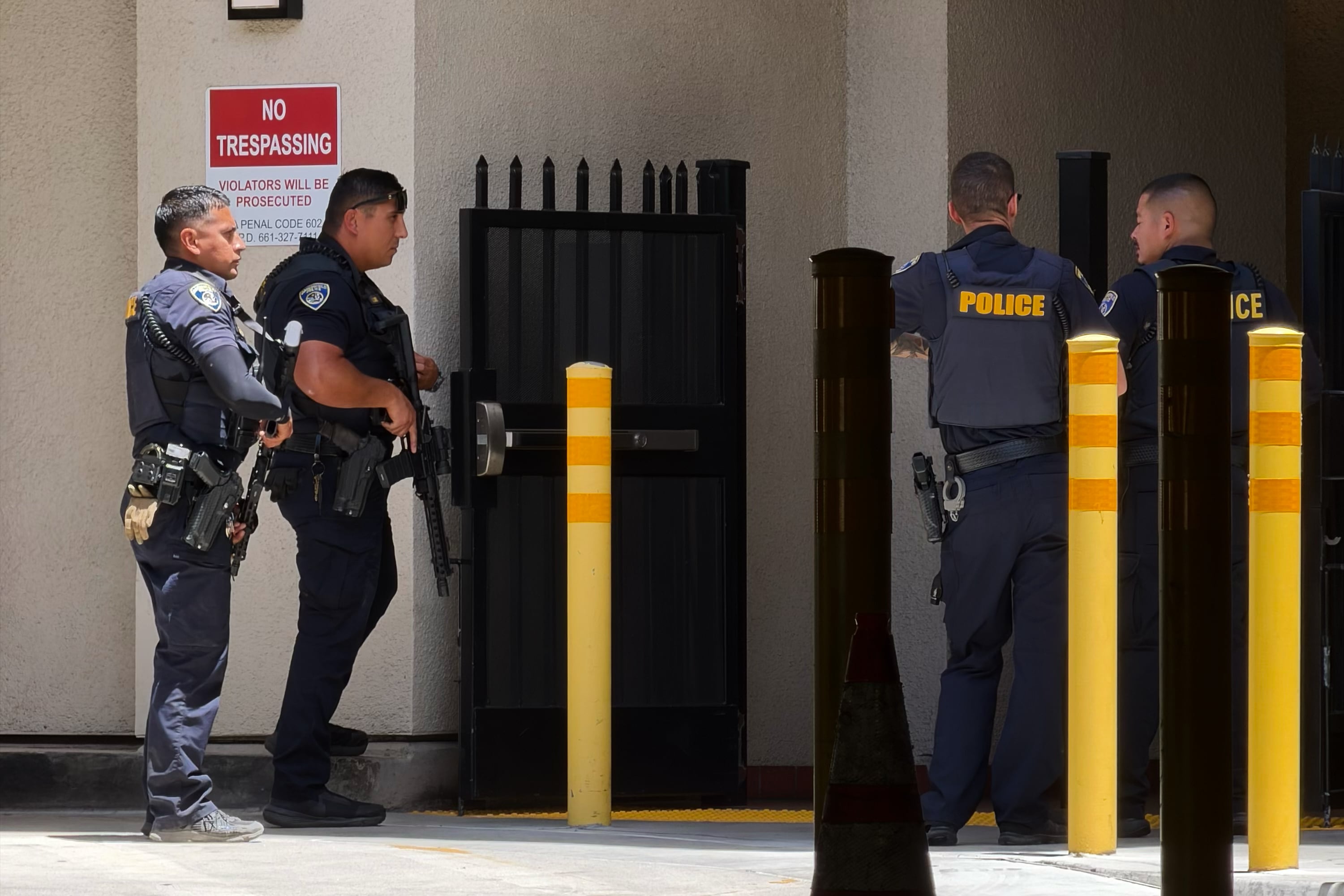 Las autoridades liberan a dos rehenes sin reportar heridos durante la tensa negociación en Bakersfield (Jacob, Dad's Gone Live vía AP)