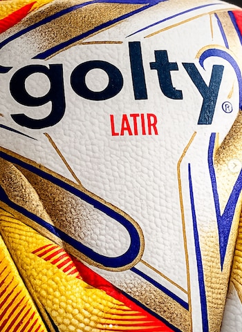 Este es un primer plano del balón del fútbol colombiano - crédito Golty