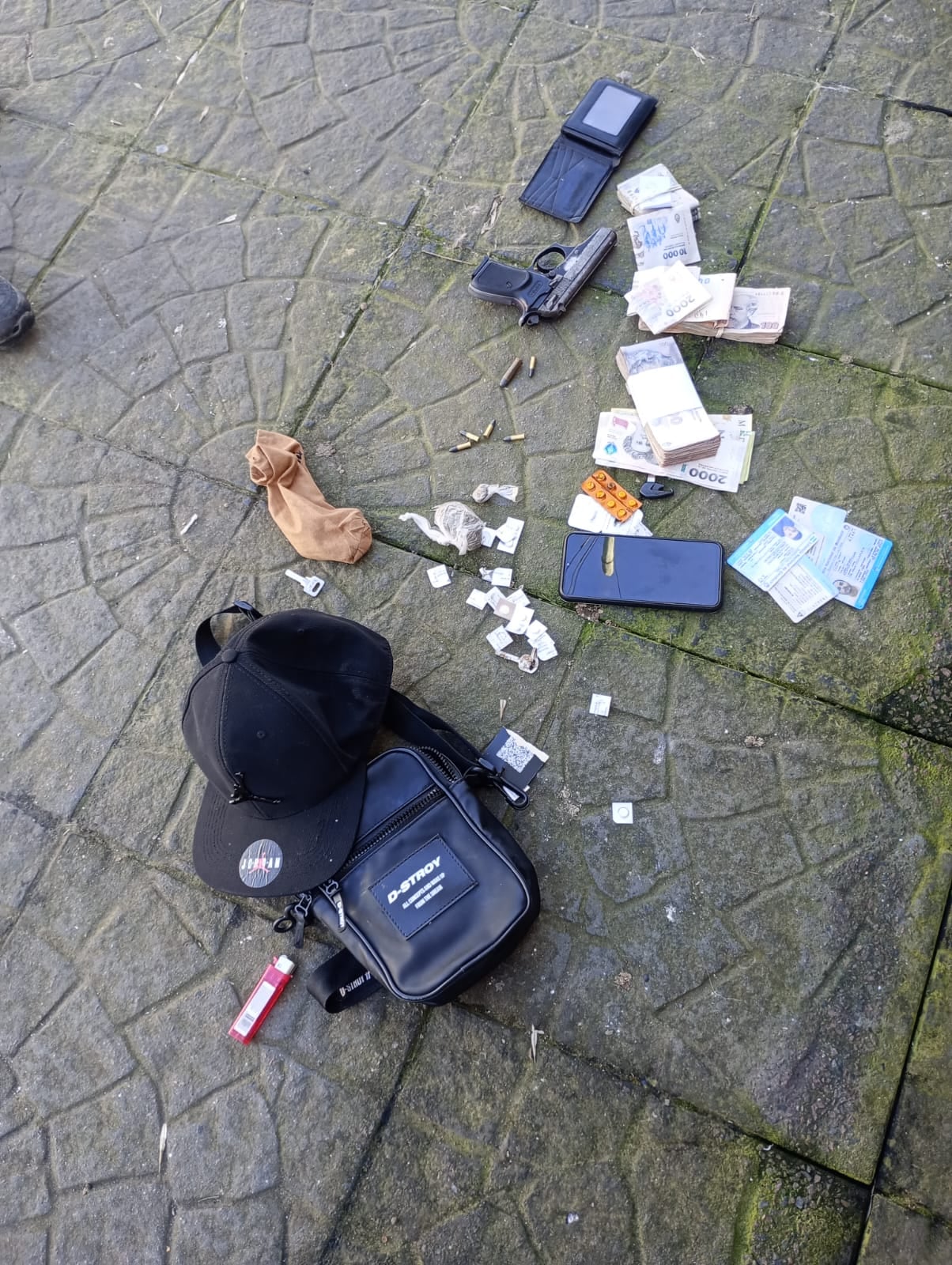 Los elementos robados y el arma, entre otras cosas que llevaba el asaltante