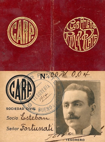 Imagen dividida: arriba, dos escudos dorados de River Plate sobre fondo rojo. Abajo, ficha de socio de 1914 con el escudo "CARP" y foto en blanco y negro de un hombre