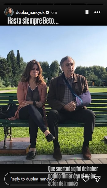 Captura de pantalla de una publicación de Instagram: dos personas sentadas en un banco de parque, una mujer y un hombre con un cabestrillo