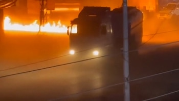 El impactante video de un camión en llamas que intenta evitar una explosión y termina dejando varios heridos en Siria