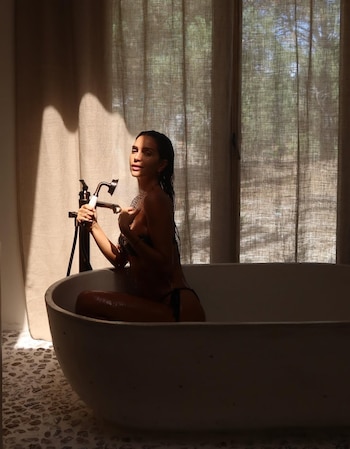 Entre luces suaves y gestos