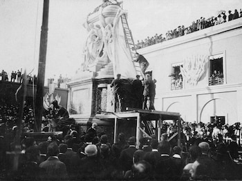 Inauguración del mausoleo en el