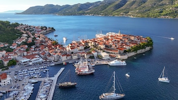 La isla de Korčula está ubicada entre Dubrovnik y Split y se conecta por barco con ambas ciudades o por transbordador desde Orebić, en la península de Pelješac (Wikimedia Commons)