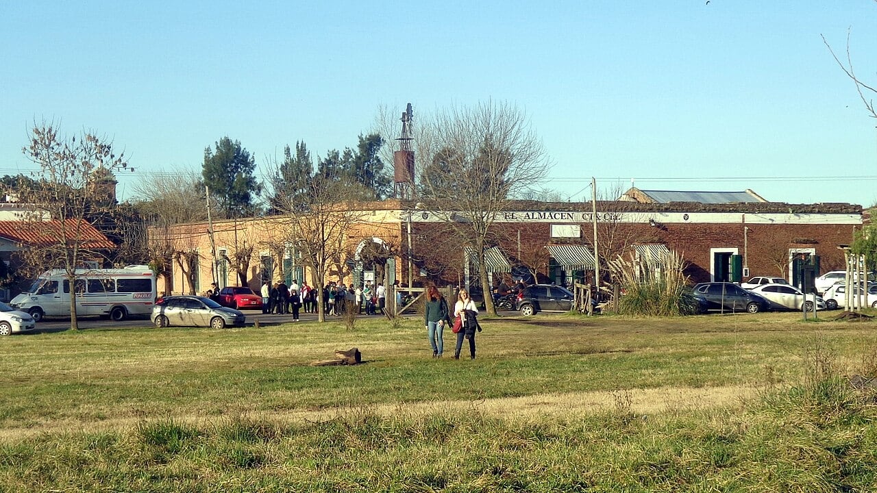 Los visitantes encuentran ferias de artesanías, productos regionales, embutidos y antigüedades frente a la antigua estación ferroviaria (Wikimedia Commons)