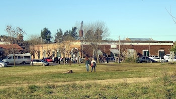 Los visitantes encuentran ferias de artesanías, productos regionales, embutidos y antigüedades frente a la antigua estación ferroviaria (Wikimedia Commons)