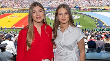 La Princesa Leonor y la Infanta Sofía arrasan con sus looks coordinados con guiño a 'La Roja' en la final del Mundial